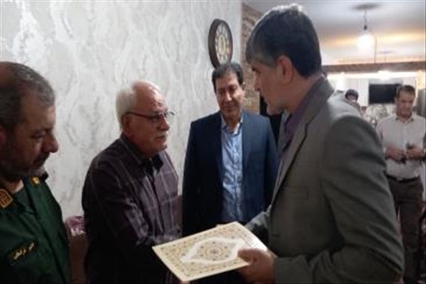 دیدار فرماندار ملارد با خانواده شهید و جانباز دفاع مقدس در روستای قبچاق